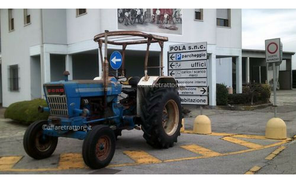 GEBRAUCHTER FORD 5000 LANDWIRTSCHAFTLICHER TRAKTOR - 2