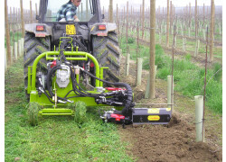 Unica-Weinbergzwischenreihe mit Calderoni Nuova Mini-Bodenhacke